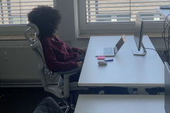 Komfortabel zurücklehnen: Die Synchronmechanik des Sihoo Doro C300 erlaubt ein flüssiges Neigen der Rückenlehne und fördert wechselnde Sitzhaltungen bei langen Arbeitstagen.
(Bild: Testsieger.de)