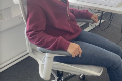 Ergonomisch sitzen: Die fein strukturierte Mesh-Sitzfläche des Sihoo Doro C300 passt sich dem Körper an und sorgt selbst bei langem Sitzen für angenehmen Halt und gute Belüftung.
(Bild: Testsieger.de)