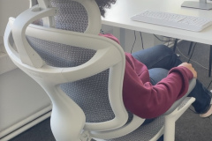 Modern und funktional: Das luftdurchlässige Mesh-Material sorgt für angenehme Luftzirkulation, während die sanft geschwungene Lordosenstütze den unteren Rücken unterstützt.
(Bild: Testsieger.de)