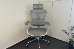 Mehr als nur ein Stuhl: Der Sihoo Doro C300 bietet zahlreiche Anpassungsmöglichkeiten für eine gesunde Sitzhaltung und Komfort bei langen Arbeitstagen. (Bild: Testsieger.de)