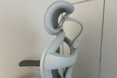 Nackenentlastung im Detail: Die höhenverstellbare und neigbare Kopfstütze des Sihoo Doro C300. (Bild: Testsieger.de)