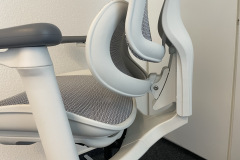 Ein Blick auf die Details: Die solide Konstruktion der Armlehne und ihre Anbindung an die Rückenlehne des Sihoo Doro C300. (Bild: Testsieger.de)