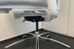 Einblick in die Basis: Die Mechanik zur Höhenverstellung und die Anbindung des stabilen Fußkreuzes am Sihoo Doro C300. (Bild: Testsieger.de)