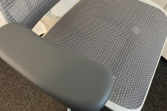 Komfort im Zusammenspiel: Die atmungsaktive Mesh-Sitzfläche und die verstellbare Armlehne des Sihoo Doro C300, die zusammen für ein angenehmes Arbeitsgefühl sorgen. (Bild: Testsieger.de)