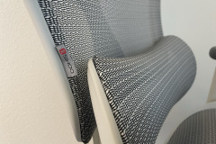 Ergonomie im Detail: Das atmungsaktive Mesh und die konturierte Form der Rückenlehne des Sihoo Doro C300. (Bild: Testsieger.de)