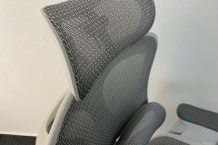 Unterstützung für den Kopf: Die integrierte Kopfstütze des Sihoo Doro C300 im Detail. (Bild: Testsieger.de)