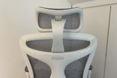 Individuelle Anpassungsmöglichkeiten: Die Rückseite der Rückenlehne des Sihoo Doro C300 verdeutlicht die Einstellbarkeit der Kopfstütze für optimalen Komfort. (Bild: Testsieger.de)