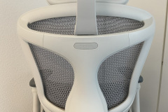 Markendetail: Das dezente Sihoo-Logo im oberen Bereich der Rückenlehne des Doro C300. (Bild: Testsieger.de)