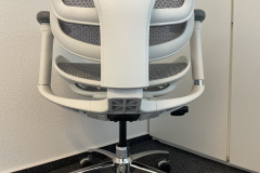 Intuitiv erreichbar: Die Bedienelemente zur Einstellung von Höhe und Neigung an der Unterseite des Sihoo Doro C300. (Bild: Testsieger.de)