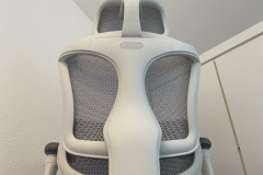 Rückansicht der atmungsaktiven Mesh-Rückenlehne und Kopfstütze des Sihoo Doro C300. (Bild: Testsieger.de)