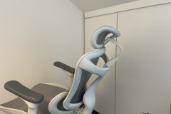 Für entspanntes Zurücklehnen: Die komfortabel geformte Kopfstütze des Sihoo Doro C300 im Detail. (Bild: Testsieger.de)