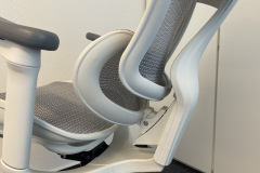 Die sanfte Wölbung der Lordosenstütze des Sihoo Doro C300, die den unteren Rückenbereich stützt. (Bild: Testsieger.de)