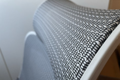 Atmungsaktiver Komfort im Detail: Die feine Struktur des Mesh-Materials der Rückenlehne des Sihoo Doro C300, das laut Test für gute Luftzirkulation sorgt. (Bild: Testsieger.de)