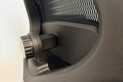 Die einfache Lendenstütze lässt sich in der Tiefe anpassen, verbessert die Haltung aber nur geringfügig. (Foto: Testsieger.de)