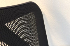Die Rückenlehne besteht aus festem Netzmaterial und sorgt für gute Belüftung, könnte jedoch etwas flexibler sein. (Foto: Testsieger.de)