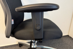 Die Armlehnen überzeugen mit guter Ergonomie und angenehmer Polsterung – hier zeigt sich der Stuhl von seiner besten Seite. (Foto: Testsieger.de)