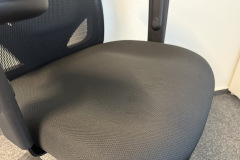 Die Sitzfläche ist ausreichend weich und bequem, könnte aber etwas stärker stützen – hier fehlt es an Premium-Komfort. (Foto: Testsieger.de)