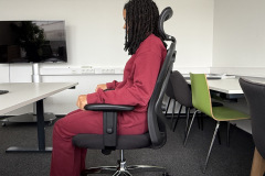 In aufrechter Sitzhaltung bietet der Stuhl eine angenehme Unterstützung, die aber für große Personen etwas niedrig ausfallen kann. (Foto: Testsieger.de)