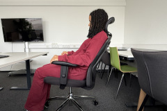 Die Wippfunktion funktioniert fließend, erlaubt Bewegung und trägt zur Entlastung der Wirbelsäule bei. (Foto: Testsieger.de)