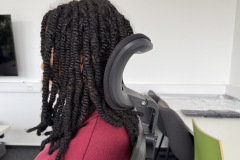 Die Kopfstütze lässt sich neigen und in der Höhe verstellen, bietet jedoch nur begrenzte Anpassung und könnte ergonomischer sein. (Foto: Testsieger.de)