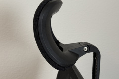 Die Kopfstütze ist angenehm gepolstert und höhenverstellbar, könnte aber noch flexibler auf verschiedene Sitzhaltungen reagieren. (Foto: Testsieger.de)