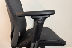 Die 3D-Armlehnen überzeugen mit hoher Anpassungsfähigkeit und einer angenehm gepolsterten Oberfläche. (Foto: Testsieger.de)