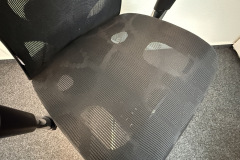 Die straffe Mesh-Sitzfläche sorgt für Luftzirkulation und hohen Sitzkomfort, auch bei stundenlangem Arbeiten. (Foto: Testsieger.de)