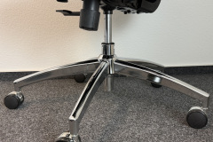 Das stabile Aluminium-Fußkreuz verleiht dem Stuhl eine hohe Standfestigkeit und ein wertiges Erscheinungsbild. (Foto: Testsieger.de)