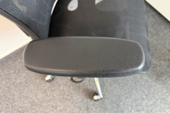 Die Armauflagen sind angenehm weich und bieten eine gute Auflagefläche für längere Arbeitsphasen. (Foto: Testsieger.de)