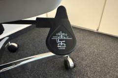 Über den Hebel lassen sich Sitzhöhe und Wippmechanik leichtgängig anpassen. (Foto: Testsieger.de)