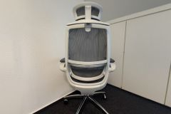 Die Rückseite zeigt den stabilen Kunststoffrahmen und die hochwertige Mesh-Struktur. (Foto: Testsieger.de)