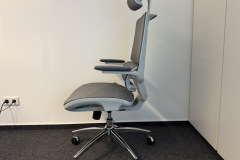 Die schlanke Seitenansicht zeigt das moderne Design und die klare Linienführung des Stuhls. (Foto: Testsieger.de)