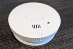 Unauffällig und kompakt: Der Rauchwarnmelder fügt sich dank seines schlichten weißen Gehäuses harmonisch in jeden Wohnraum ein. (Foto: Testsieger.de)