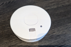 Einfach, aber mit Schwäche: Die großzügige Testtaste erleichtert die Bedienung, reagiert jedoch nur bei exakt mittigem Druck zuverlässig. (Foto: Testsieger.de)