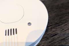 Dezent und durchdacht: Die kleine LED blinkt unaufdringlich alle 43 Sekunden und informiert zuverlässig über den Betriebszustand. (Foto: Testsieger.de)