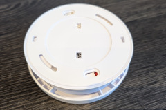 Die Montageplatte ermöglicht eine schnelle und sichere Befestigung an der Decke – ein Pluspunkt für unkomplizierte Installation. (Foto: Testsieger.de)