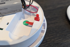 Durchdachtes Detail: Der kleine rote Sicherungshebel sorgt dafür, dass sich die Montageplatte erst bei eingelegter Batterie befestigen lässt.(Foto: Testsieger.de)