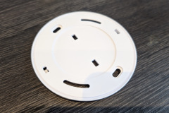 Die abnehmbare Halterung ermöglicht eine einfache Wartung und erleichtert den Batteriewechsel erheblich. (Foto: Testsieger.de)