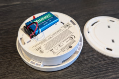 Einfach in der Wartung: Der Smartwares FSM-11750 lässt sich mit wenigen Handgriffen öffnen, und die 9V-Batterie ist schnell zugänglich. (Foto: Testsieger.de)