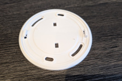 Die Montage gelingt mühelos: Die Grundplatte wird an der Decke befestigt, danach wird der Melder einfach aufgedreht. (Foto: Testsieger.de)