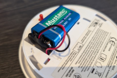 Solide verarbeitet: Das Batteriefach wirkt robust und die Anschlüsse sitzen sicher – ideal für eine lange Lebensdauer. (Foto: Testsieger.de)