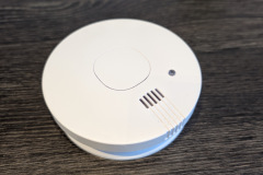 Schlicht und unauffällig: Das kompakte Gehäuse fügt sich dezent in jeden Wohnraum ein. (Foto: Testsieger.de)