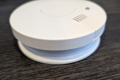 Kompakte Bauweise: Der FSM-11750 punktet mit geringer Höhe und einem modernen, unaufdringlichen Design. (Foto: Testsieger.de)