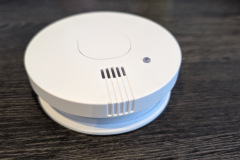 Praktisch und sicher: Die klare LED-Anzeige und der laute Alarm sorgen für zuverlässige Warnung im Ernstfall. (Foto: Testsieger.de)