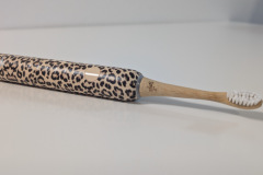 Ein echter Blickfang im Bad: Das markante Panther-Design verleiht der nachhaltigen Smyle E-Brush sofort Charakter und setzt sich stilvoll von klassischen Modellen ab. (Foto: Testsieger.de)