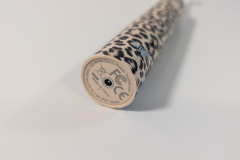 Solide gebaut mit kleinen optischen Schwächen: Der Boden ist nicht perfekt eingepasst, bleibt aber funktional überzeugend und zeigt den proprietären Ladeanschluss. (Foto: Testsieger.de)