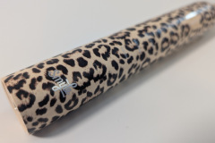 Hochwertiger Look mit leichten Abstrichen: Das auffällige Panther-Muster wirkt modern, erschwert jedoch das Ablesen der silbernen Beschriftungen. (Foto: Testsieger.de)