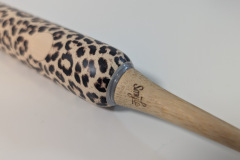 Gut verarbeitet und stabil: Der Bürstenkopf sitzt fest auf dem Handstück und betont die nachhaltige Materialwahl der E-Brush. (Foto: Testsieger.de)