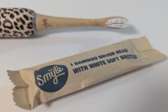 Ein nachhaltiger Bonus: Der zusätzliche Bambus-Bürstenkopf erweitert den Lieferumfang sinnvoll und vermeidet unnötigen Plastikmüll. (Foto: Testsieger.de)