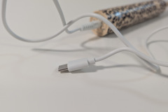 Modern und praktisch: Dank USB-C lässt sich die Zahnbürste bequem aufladen – ein Netzteil fehlt jedoch im Lieferumfang. (Foto: Testsieger.de)